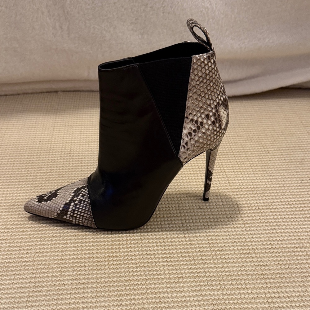 Sz 38 Gucci Black Leather and Snake Skin Ankle Boots
